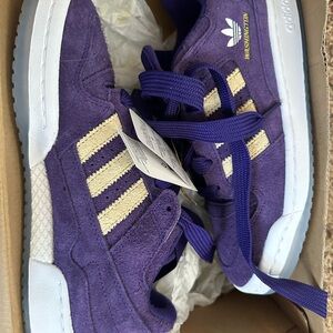 Washington Huskies Sneakers 7.5